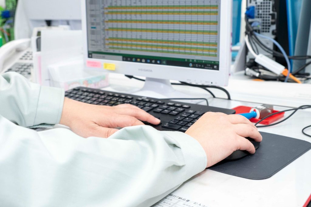 パソコンで事務作業をする手元